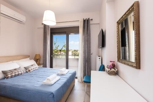 加藤-达拉特索Peris Villa的一间卧室设有蓝色的床和一个阳台