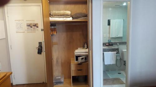 圣保罗Flat Moema Rouxinol的带淋浴和盥洗盆的小浴室
