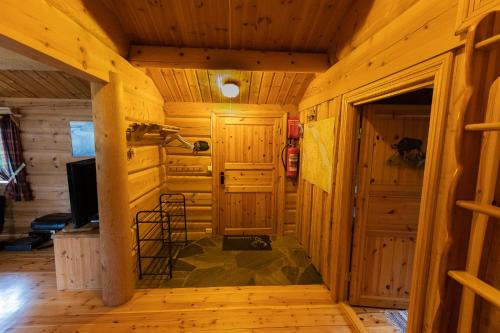 孙达尔瑟拉Sunndalsfjord Cottages Fredsvik Meisalstranda 455,506 og 508的小木屋走廊配有电视和客房