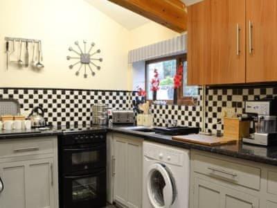 斯旺西The Granary的厨房配有洗衣机和烘干机