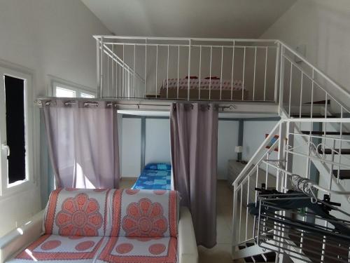 新福卡Appartamento SeaLife的带双层床和梯子的客房