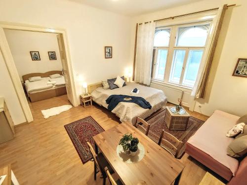 布拉迪斯拉发历史中心公寓的客厅配有床和桌子