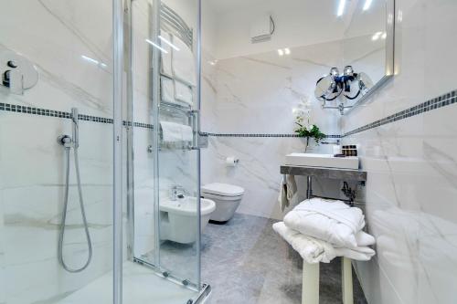 威尼斯丽都拉玛利戴安娜酒店的带淋浴、盥洗盆和卫生间的浴室