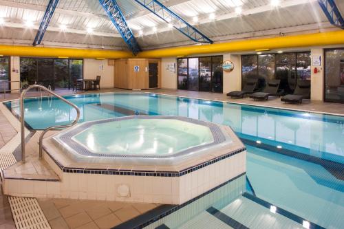 查塔姆罗切斯特查塔姆酒店的一个带热水浴缸的大型游泳池