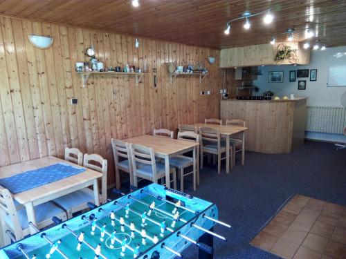 Široká NivaApartmány NIVA的餐厅拥有木墙和桌椅