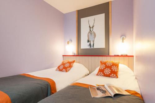 阿沃里亚兹伊莱克特拉皮埃尔＆假日酒店的墙上有鹿的照片,房间内设有两张床