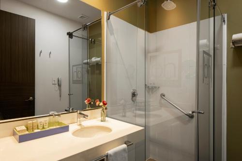 波哥大布赫乌萨昆酒店的一间带水槽和淋浴的浴室