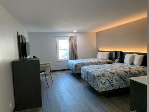 罗克福德Motel 6 Rockford, Il的酒店客房设有两张床和电视。