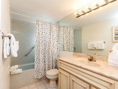 沃尔顿堡滩Island Echos 4th-5th Floor Condos的浴室配有卫生间、盥洗盆和淋浴。