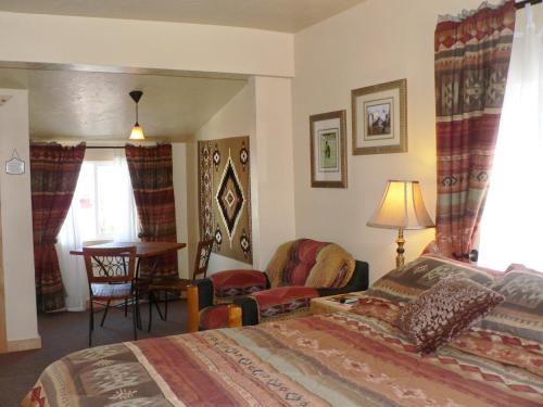 熔岩温泉村Alpaca Inn的一间卧室配有一张床、一张桌子和一张桌子