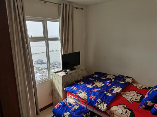 雅加达2 Bed Room Amazing Sea View Condo 80sqm Fast Internet的一间卧室,配有一张带微型老鼠床单的床和一个窗口