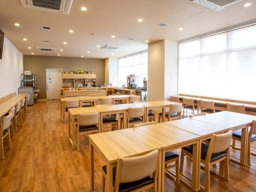 Kuretake Inn Premium Fukuroi Ekimae餐厅或其他用餐的地方