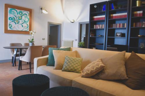 佛罗伦萨Del Giglio's Luxury apartment in Piazza della Signoria的客厅配有沙发和桌子