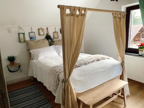 锡纳亚Nordic Chalet的一间卧室配有一张带天蓬的床