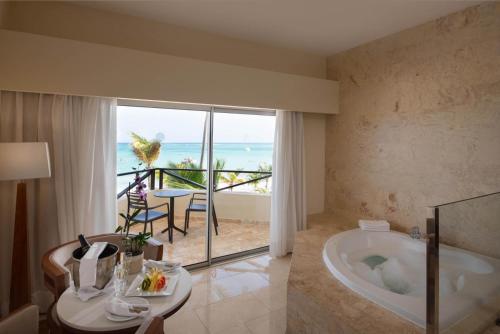 蓬塔卡纳Impressive Premium Punta Cana - All Inclusive的带浴缸的浴室,享有海景。
