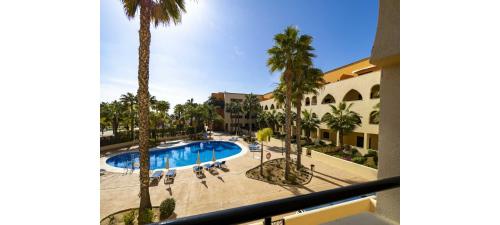 莫拉尔岛Playa Marina by Ĥ的从酒店阳台可欣赏到游泳池的景色