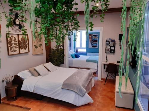 毕尔巴鄂River Side Olabeaga by homebilbao的一间卧室设有两张床和盆栽植物