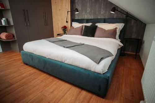 布尔诺Luxury Oasis, Sauna, AC and Free Parking的一间卧室配有一张带棕色枕头的大床