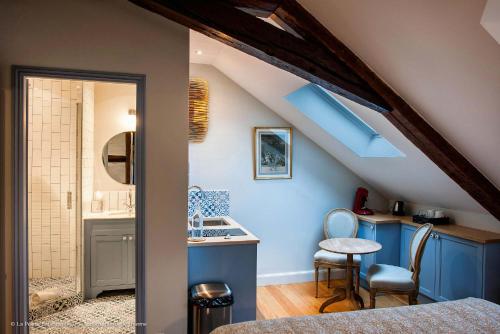 翁弗勒尔拉皮提特佛利酒店的阁楼厨房配有蓝色橱柜和蓝色天花板