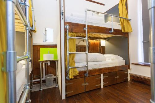 圣艾夫斯Cohort Hostel的一间卧室配有两张双层床。