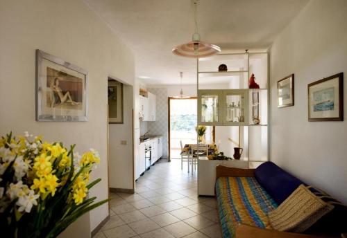 波蒙特Casa degli Agrumi的带沙发的客厅和厨房
