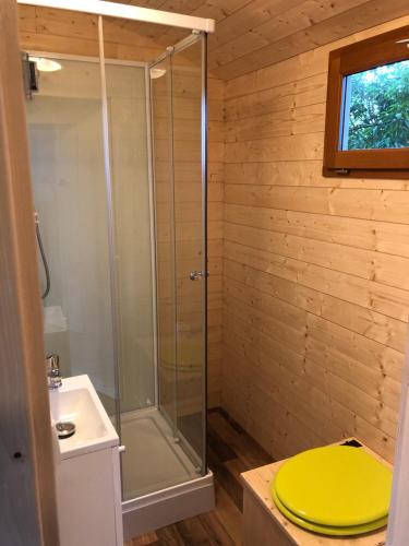 绍桑独木舟露营酒店的带淋浴和黄色卫生间的浴室