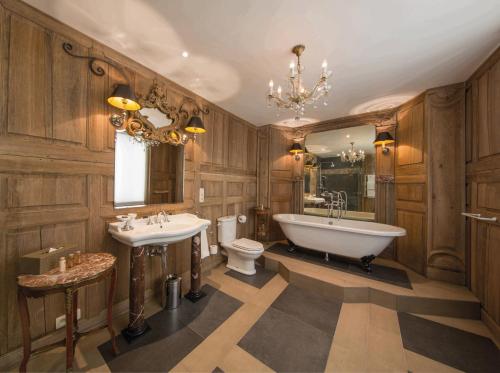 布鲁塞尔路易庭院住宿加早餐旅馆的带浴缸、盥洗盆和卫生间的浴室