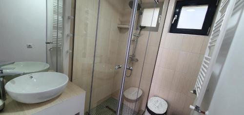 科利比塔Modern rooms Colibita的浴室配有卫生间、盥洗盆和淋浴。