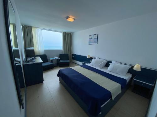 维纳斯Hotel Venus的酒店客房,配有一张带蓝色毯子的床