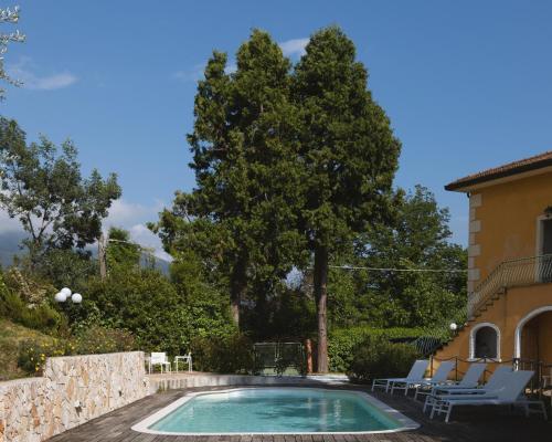 卡麦奥雷Villa Borgovecchio B&B的房屋前的游泳池