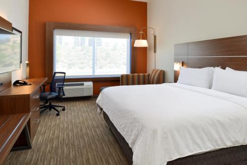 Holiday Inn Express & Suites - Elko, an IHG Hotel客房内的一张或多张床位