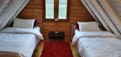 科利比塔Traditional Casa Pescarului langa lac cu ponton的带2扇窗户的客房内的2张床