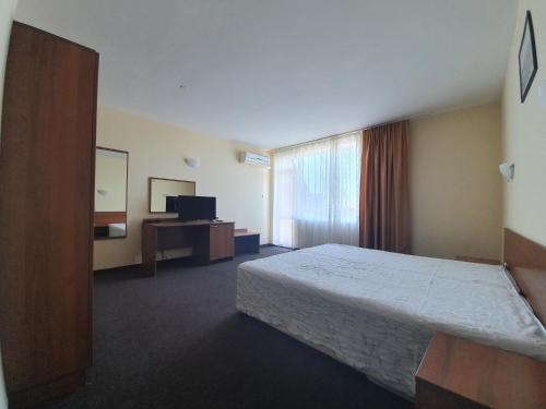 内塞伯尔桑德尔酒店的酒店客房设有床和窗户。