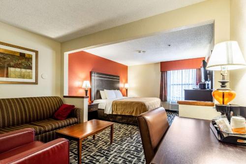 德克萨斯城Quality Inn Texas City I-45的酒店客房,配有床和沙发