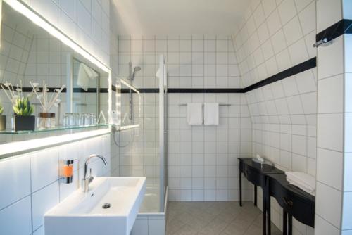 曼海姆Die Villa的白色的浴室设有水槽和镜子