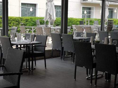 沙拉龙恩河畔沙蒂利翁杜肯梅尔斯酒店的餐厅里一排桌椅