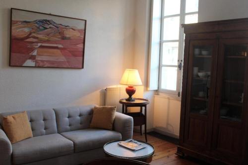 波尔多Burdigala Homes - Appart Sainte Catherine的带沙发和台灯的客厅