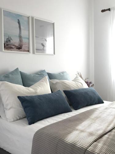埃弗勒莫纳斯Volta Superior Studios的卧室内的白色床和蓝色枕头