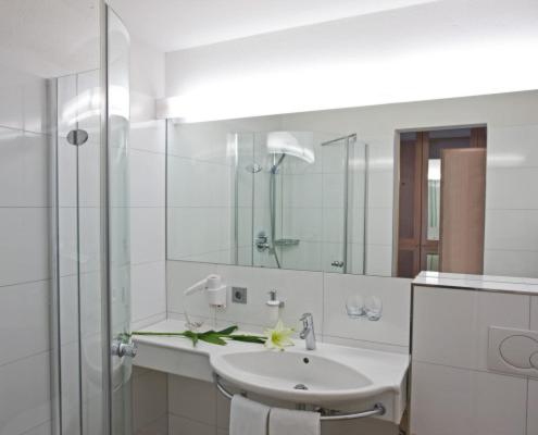 加舒恩桑布里克酒店的白色的浴室设有水槽和镜子