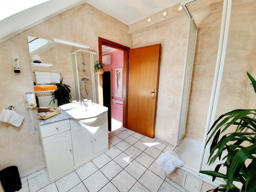 科普斯塔尔维登达尔酒店的一间带水槽和镜子的浴室