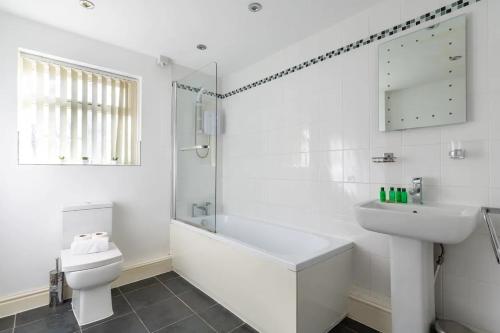 利物浦No 1 - LARGE 1 BED NEAR SEFTON PARK AND LARK LANE的白色的浴室设有水槽和卫生间。
