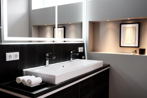 哈根SAXX Apartments "Goldberg Karree"的浴室设有白色水槽和镜子