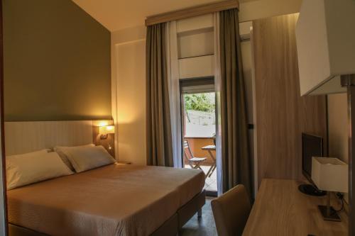 坦皮奥袍沙尼亚保萨尼亚酒店的酒店客房设有一张床和一个阳台。