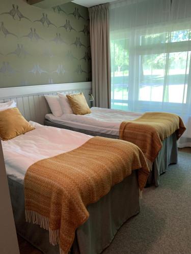 Marieberg东马尔马酒店的卧室内两张并排的床