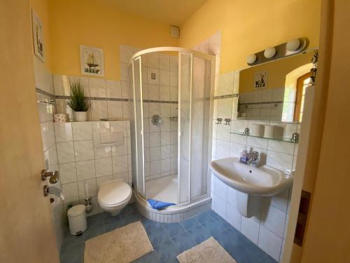 格洛韦Villa Schlossallee的带淋浴、卫生间和盥洗盆的浴室