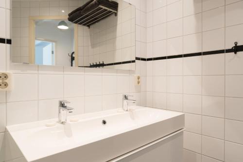 阿姆斯特丹Central Rooftop Terrace Guest Suite的白色的浴室设有水槽和镜子
