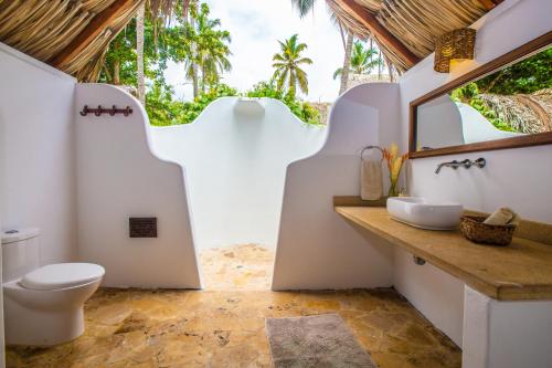 伯里塔卡Gitana del Mar Boutique Beach Resort的一间带卫生间和水槽的浴室