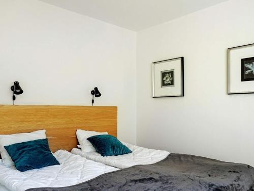 斯特伦斯塔德Holiday home STRÖMSTAD XVII的一间卧室配有一张带两个蓝色枕头的床