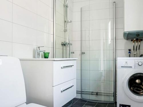 斯特伦斯塔德Holiday home STRÖMSTAD XVIII的带淋浴和洗衣机的白色浴室