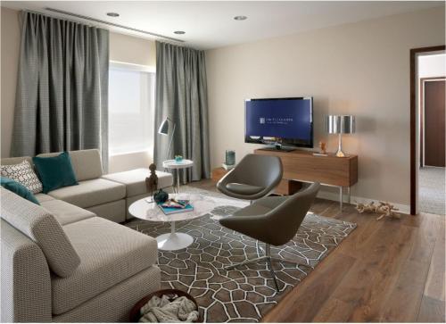 印第安纳波利斯亚历山大，一间温馨的酒店的带沙发和电视的客厅